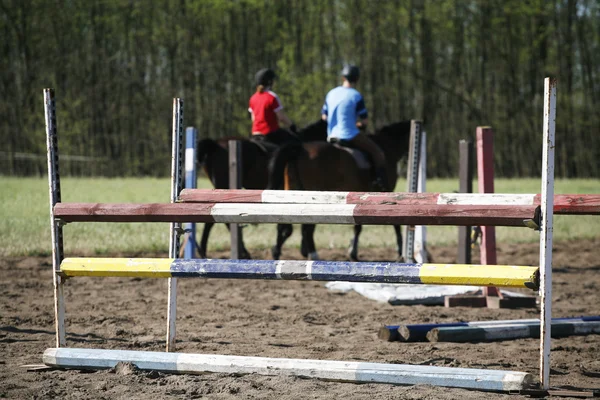 Onbekende renners op een paard opleiding zomer buiten springen — Stockfoto