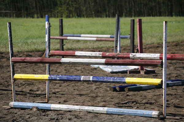 Equitación de obstáculos y barreras en una pista de formación —  Fotos de Stock