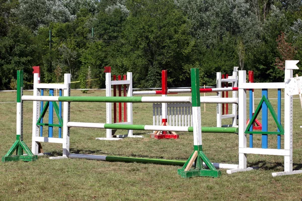 Obstáculos de equitação e barreiras em um show jumping evento — Fotografia de Stock