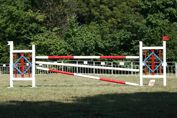 Ostacoli e barriere all'equitazione in un evento di salto ostacoli — Foto Stock