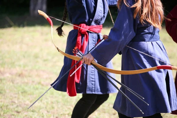 Жіночі лучниці на середньовічній бойовій події — стокове фото