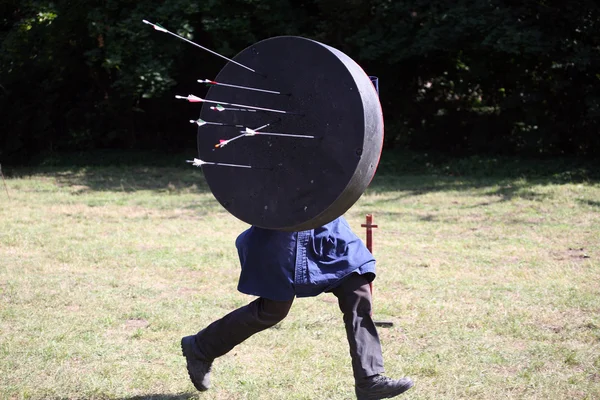 Bowman con un bersaglio mobile in uno spettacolo di guerrieri medievali — Foto Stock