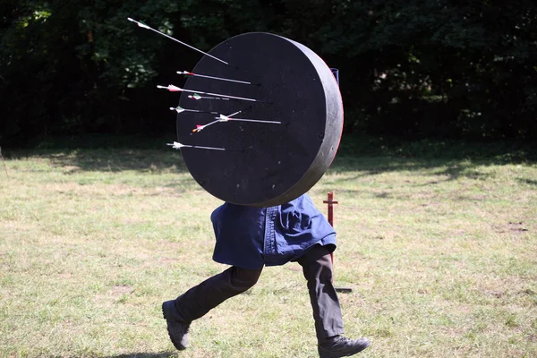 Bowman con un objetivo móvil en un espectáculo guerrero medieval — Foto de Stock