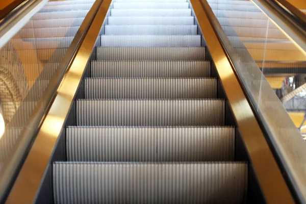 Pohyblivého schodiště do druhého floorin city mall — Stock fotografie