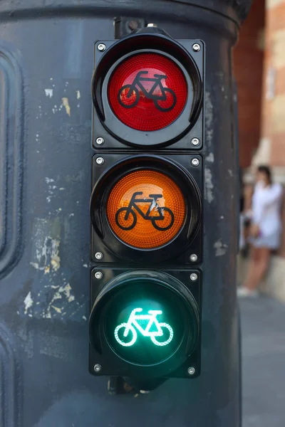 Las tres luces como señal de tráfico en la ciudad —  Fotos de Stock