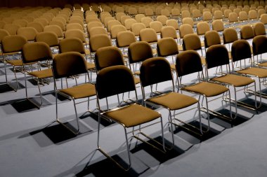 Satır bir kongre salonunda bir toplantı salonunda boş koltukları