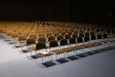 Modern konferans salonu koltuklarda sonsuz satırları