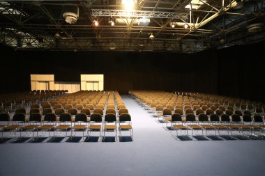 Büyük konferans salonu boş koltuk tam