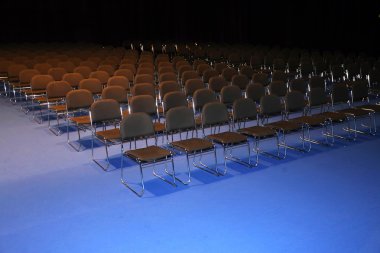 Modern konferans salonu koltuklarda sıra