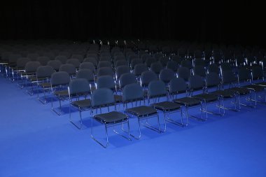 Modern konferans salonu koltuklarda sıra