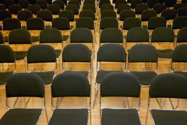 Satır boş sandalye seminer salonunda