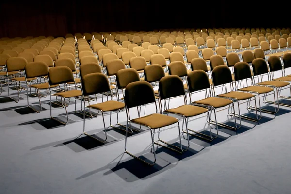 Ατελείωτες σειρές των καρεκλών σε μία σύγχρονη αίθουσα συνεδριάσεων — Φωτογραφία Αρχείου