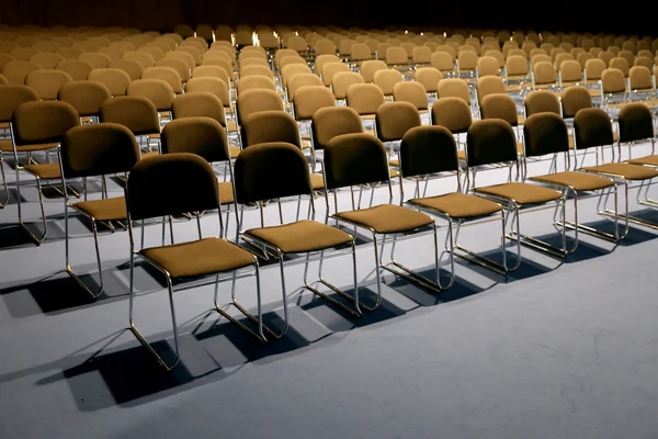 Řady prázdných židlí pro vnitřní událost — Stock fotografie
