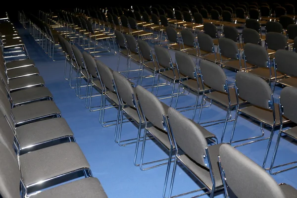 Eindeloze rijen van stoelen in een moderne conferentiezaal — Stockfoto