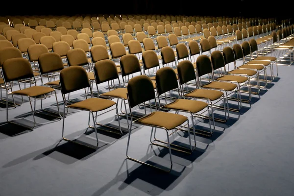 Sedie vuote di un auditorium in una sala congressi — Foto Stock