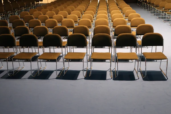 Ατελείωτες σειρές των καρεκλών σε μία σύγχρονη αίθουσα συνεδριάσεων — Φωτογραφία Αρχείου