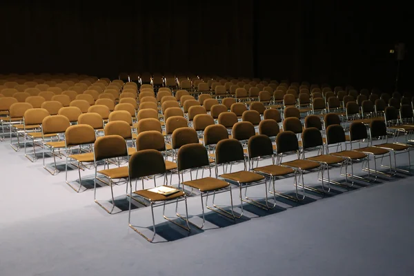 Endlose Stuhlreihen in einem modernen Konferenzsaal — Stockfoto