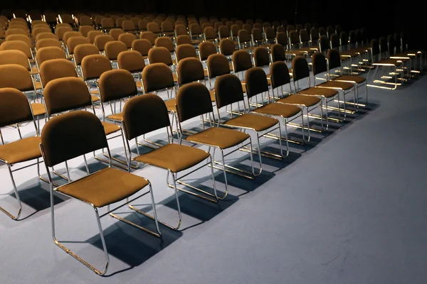 Infinite file di sedie in una moderna sala conferenze — Foto Stock