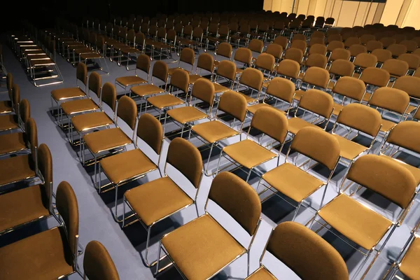 Gran sala de conferencias llena de asientos vacíos —  Fotos de Stock