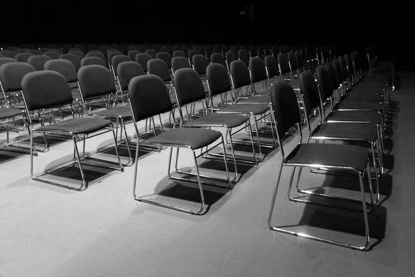 Foto preto e branco de linhas de cadeiras em audiotorium — Fotografia de Stock