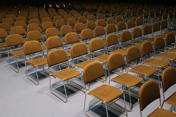 Σειρές από άδειες καρέκλες προετοιμασμένοι για μια εσωτερική εκδήλωση — Φωτογραφία Αρχείου