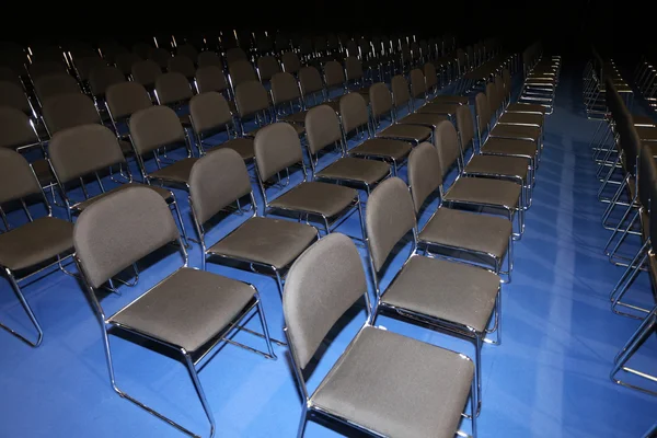 Ряды пустых стульев, подготовленных для закрытого мероприятия — стоковое фото