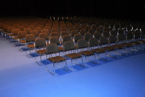 Stuhlreihen in einem modernen Konferenzsaal — Stockfoto