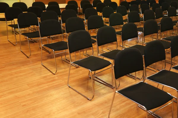 Endlose Stuhlreihen in einem modernen Konferenzsaal — Stockfoto