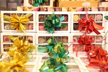 Şekerci dükkanında satılmak üzere beyaz hediye kutularında çeşitli badem ezmesi şekerlemeleri.