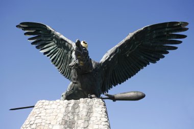 Ünlü Macar efsanevi Turul kuş mavi karşı heykeli