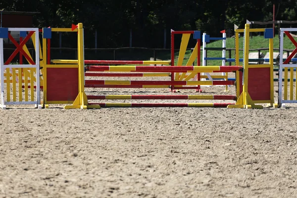 Equitación obstáculos barras para el evento de salto de caballos — Foto de Stock