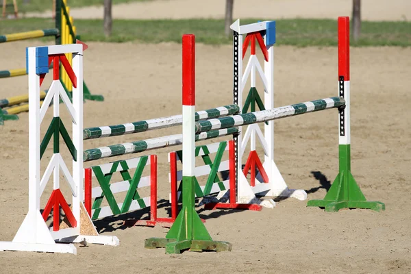 Bariéry na zemi pro skákání koní jako pozadí — Stock fotografie