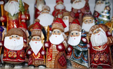 Arka plan olarak Noel Baba heykeller