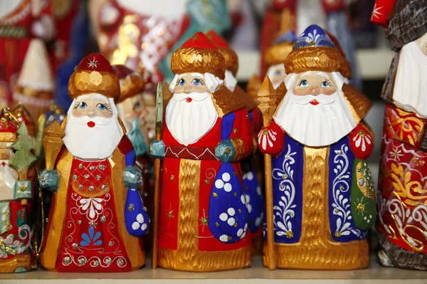 Leger van houten santa claus marionetten op kerstmarkt — Stockfoto