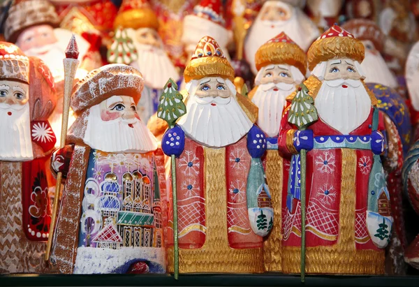 Estatuas de Santa Claus como fondo —  Fotos de Stock