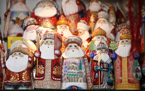 Santa decoraties verkopen tijdens kerstmarkt — Stockfoto