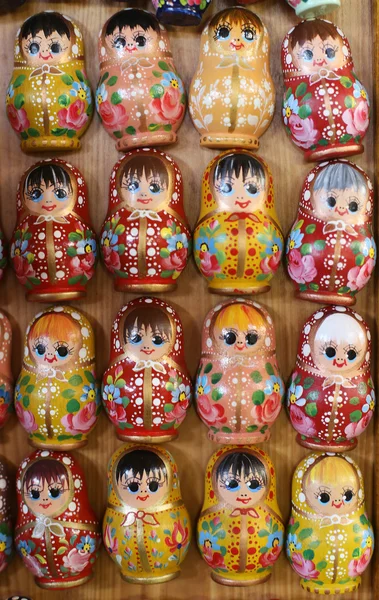 Muñecas Matrioshka son los recuerdos más populares de Rusia —  Fotos de Stock