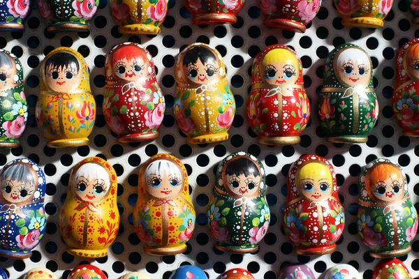 Grupo de bonecas matreshka russas como lembranças — Fotografia de Stock