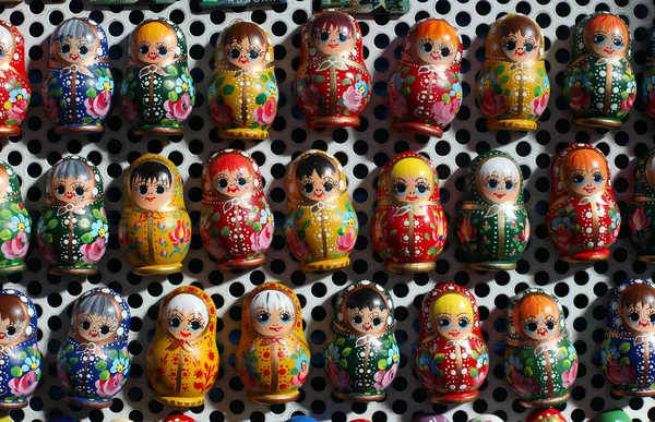 Bonecas de madeira russas coloridas como ímã de geladeira — Fotografia de Stock
