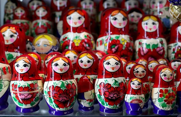 Muñecas de madera rusas coloridas en un mercado —  Fotos de Stock