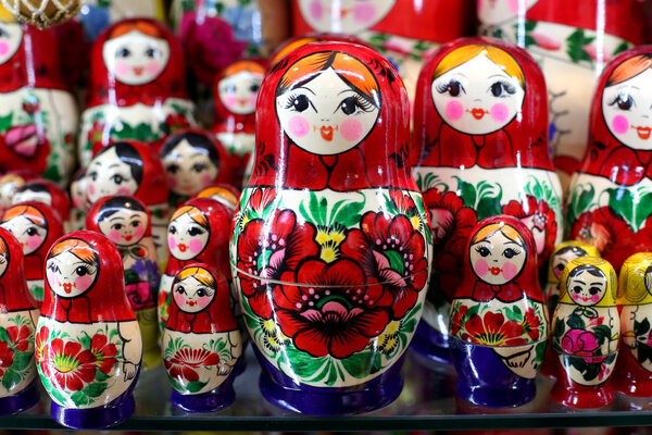 Красочные русские деревянные куклы на рынке
