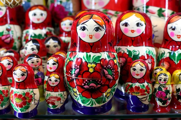 Barevné ruské dřevěné panenky na trhu Royalty Free Stock Obrázky