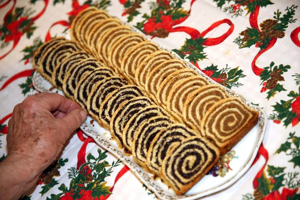 Традиционные венгерские рождественские орехи и маковые роллы - Beigli — стоковое фото