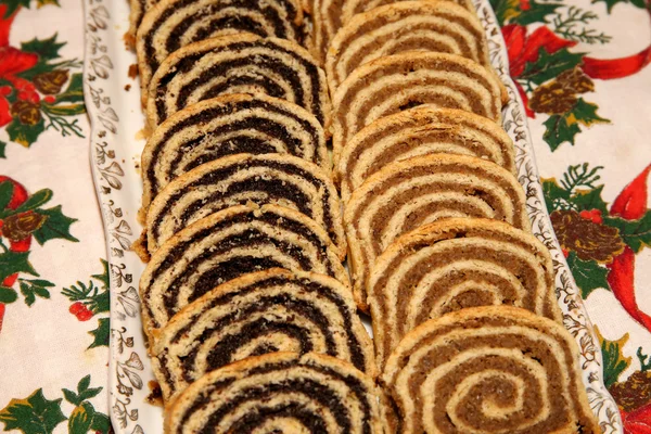 Algumas peças de bolo tradicional húngaro papoula rolos beigli — Fotografia de Stock
