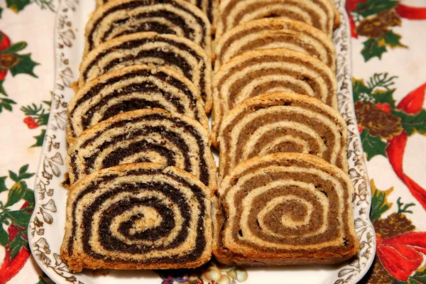 Alguns pedaços de bolo tradicional húngaro papoula rolos beigli em — Fotografia de Stock