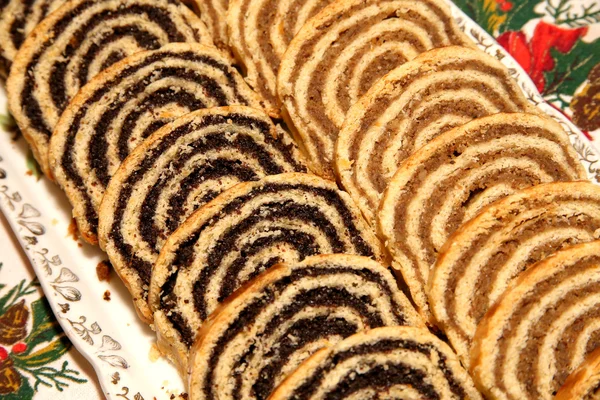 Alguns pedaços de bolo tradicional húngaro papoula rolos beigli em — Fotografia de Stock