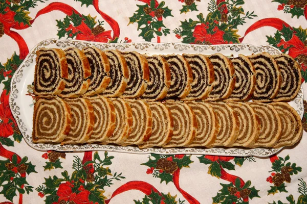 Семена мака и ореховые роллы подаются на Рождество и Пасху в Ху — стоковое фото