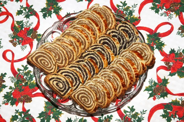 Ev yapımı geleneksel haşhaş tohumu ve ceviz rulo için Noel h