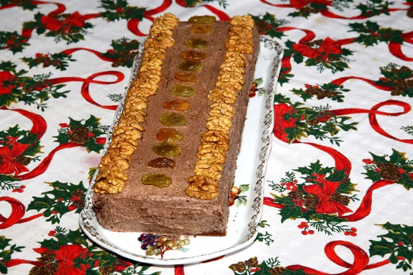 Домашний шоколадный торт с нугой и сушеными фруктами — стоковое фото