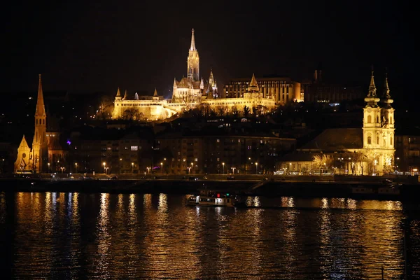 Vista panoramica di Budapest di notte con fiume Danubio — Foto Stock